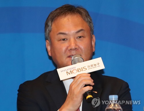 출사표 밝히는 유재학 울산모비스 감독(서울=연합뉴스) 임헌정 기자 = 1일 서울 서초구 JW메리어트 호텔에서 열린 KBL 2019-2010 현대모비스 프로농구 미디어데이에서 유재학 울산모비스 감독이 출사표를 밝히고 있다. 2019.10.1 kane@yna.co.kr