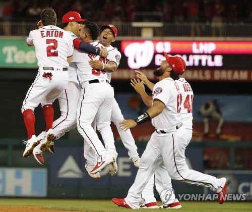 환호하는 워싱턴 내셔널스 선수들[EPA=연합뉴스]