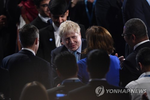 보수당 전당대회 연설 후 당원들과 인사하는 보리스 존슨 영국 총리 [EPA=연합뉴스]