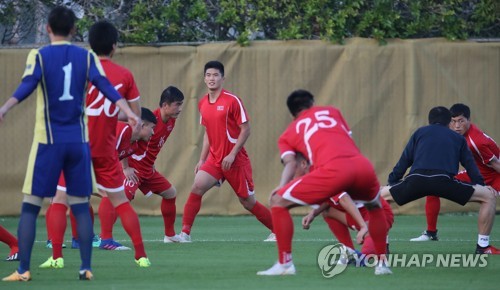 북한 기대주 한광성(두바이=연합뉴스) 안정원 기자 = 2019 아시아축구연맹(AFC) 아시안컵에 출전 중인 북한 축구대표팀이 한광성(가운데.이탈리아 페루자) 등이 5일 오후(현지시간) 아랍에미리트 두바이SSAD  알 맘자르 훈련장에서  몸을 풀고 있다. 2019.1.5 jeong@yna.co.kr