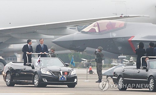 F-35A 지나는 문재인 대통령(대구=연합뉴스) 김현태 기자 = 문재인 대통령이 1일 대구 공군기지에서 열린 국군의 날 행사에서 스텔스 전투기인 F-35A를 사열하고 있다. 2019.10.1 mtkht@yna.co.kr