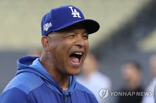 로버츠 감독 활짝(로스앤젤레스=연합뉴스) 서명곤 기자 = 데이브 로버츠 다저스 감독이 1일(현지시간) 오후 로스앤젤레스 스타디움에서 디비전시리즈를 앞두고 열린 훈련에서 활짝 웃고 있다. 2019.10.1 seephoto@yna.co.kr