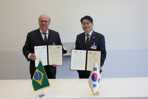 업무협약 맺는 천세창(오른쪽) 특허청 차장과 푸르타도 브라질 특허청장[특허청 제공. 재판매 및 DB 금지]