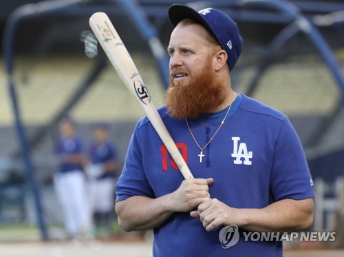 디비전시리즈 앞둔 터너(로스앤젤레스=연합뉴스) 서명곤 기자 = 미국프로야구 메이저리그(MLB) 디비전시리즈 개막을 이틀 앞둔 1일(현지시간) 오후 로스앤젤레스 스타디움에서 열린 다저스 훈련에서 저스틴 터너가 그라운드를 바라보고 있다. 2019.10.2 seephoto@yna.co.kr