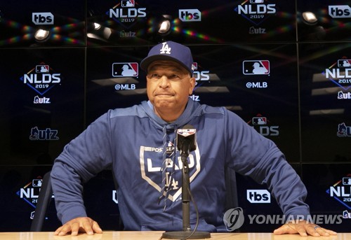 '로버츠 감독의 결정은'(로스앤젤레스=연합뉴스) 서명곤 기자 = 데이브 로버츠 다저스 감독이 1일(현지시간) 오후 로스앤젤레스 스타디움에서 디비전시리즈를 앞두고 열린 훈련이 끝난 뒤 취재진의 질문에 답하고 있다. 2019.10.2 seephoto@yna.co.kr