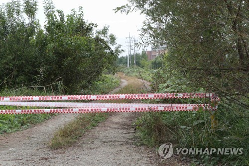 파주에서 ASF 잇따라 2건 발생(파주=연합뉴스) 임병식 기자 = 2일 경기도 파주시 적성면의 한 양돈농가에서 아프리카돼지열병(ASF)이 발생해 방역당국이 출입을 통제하고 있다. 2019.10.2 andphotodo@yna.co.kr