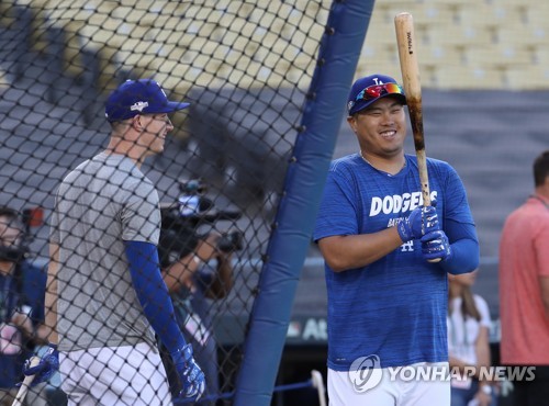 '베이브 류스 활짝'(로스앤젤레스=연합뉴스) 서명곤 기자 = 미국프로야구 메이저리그(MLB) 디비전시리즈 개막을 하루 앞둔 2일(현지시간) 오후 로스앤젤레스 스타디움에서 열린 다저스 훈련에서 류현진이 타격 연습 도중 활짝 웃고 있다. 왼쪽은 1차전 선발 뷸러. 2019.10.3 seephoto@yna.co.kr