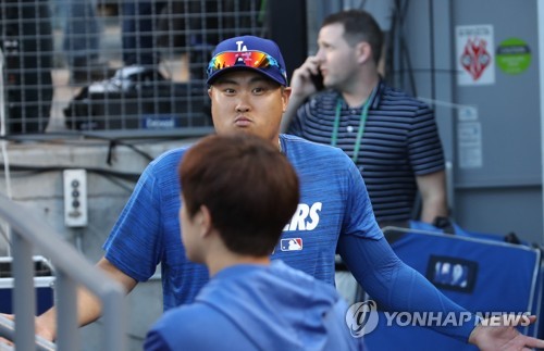 2차전(?) 3차전(?)(로스앤젤레스=연합뉴스) 서명곤 기자 = 미국프로야구 메이저리그(MLB) 디비전시리즈 개막을 하루 앞둔 2일(현지시간) 오후 로스앤젤레스 스타디움에서 열린 다저스 훈련에서 류현진이 훈련을 마친 뒤 경기장을 나서고 있다.  2019.10.3 seephoto@yna.co.kr
