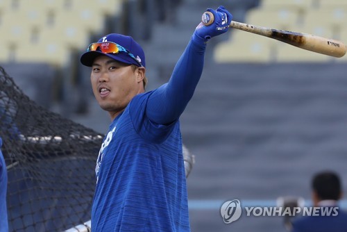 '홈런 타자' 류현진(로스앤젤레스=연합뉴스) 서명곤 기자 = 미국프로야구 메이저리그(MLB) 디비전시리즈 개막을 하루 앞둔 2일(현지시간) 오후 로스앤젤레스 스타디움에서 열린 다저스 훈련에서 류현진이 타격 연습을 하고 있다.  2019.10.3 seephoto@yna.co.kr