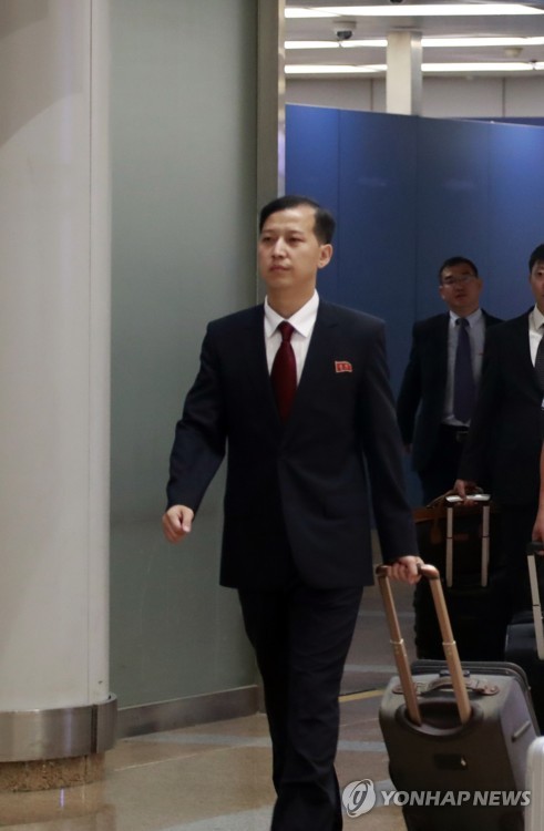 정남혁 북 미국연구소 연구사(베이징=연합뉴스) 김진방 특파원 = 김명길 순회 대사 등 북미 실무 협상에 나서는 북한 대표단이 3일 오전 평양발 고려항공편으로 베이징 서우두(首都) 공항에 도착했다. 사진은 공항에 도착한 정남혁 북한 미국연구소 연구사의 모습. 2019.10.3 chinakim@yna.co.kr