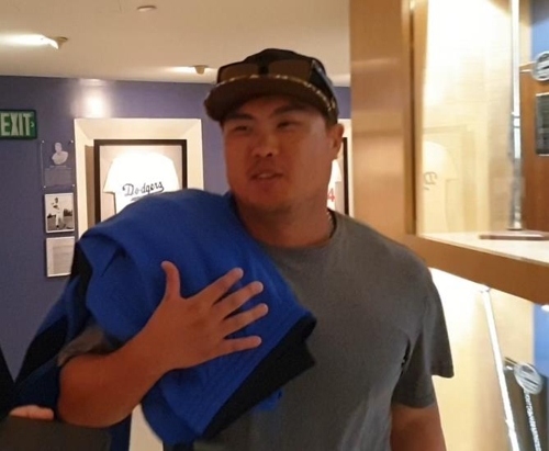 로스앤젤레스 다저스 류현진(로스앤젤레스=연합뉴스) 김경윤 기자 = 로스앤젤레스 다저스 류현진이 4일(한국시간) 미국 캘리포니아주 로스앤젤레스 다저스타디움에서 열린 미국프로야구 메이저리그 내셔널리그 디비전시리즈 1차전 워싱턴 내셔널즈와 홈 경기가 끝난 뒤 취재진과 만나 질문에 답변하고 있다. cycle@yna.co.kr