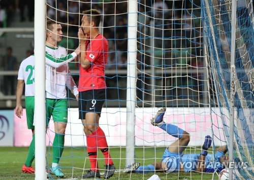 '어머, 골키퍼를 넣어버렸네'(아시가바트[투르크메니스탄]=연합뉴스) 신준희 기자 = 10일(현지시간) 투르크메니스탄 아시가바트 코페트다그 스타디움에서 열린 2022 카타르 월드컵 아시아지역 2차 예선 H조 1차전 한국과 투르크메니스탄과의 경기.
    한국 김신욱이 헤딩 슛을 하다 골키퍼를 골대 안으로 밀어넣은 뒤 당황스러워 하고 있다. 2019.9.11 hama@yna.co.kr