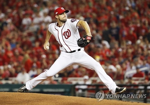 공 던지는 워싱턴 내셔널스 투수 셔저(워싱턴 EPA=연합뉴스) 워싱턴 내셔널스 투수 맥스 셔저가 1일(현지시간) 미국 워싱턴DC 내셔널스파크에서 열린 밀워키 브루어스와 메이저리그 와일드카드 결정전 1회 초 중 공을 던지고 있다. ucham1789@yna.co.kr