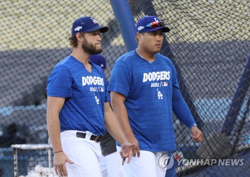 2차전 선발투수는 누구(?)(로스앤젤레스=연합뉴스) 서명곤 기자 = 미국프로야구 메이저리그(MLB) 디비전시리즈 개막을 하루 앞둔 2일(현지시간) 오후 로스앤젤레스 스타디움에서 열린 다저스 훈련에서 류현진과 커쇼가 훈련을 마친 뒤 더그아웃으로 향하고 있다. 2019.10.3 seephoto@yna.co.kr