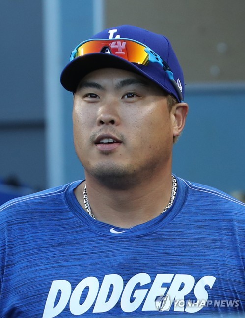 2차전(?) 3차전(?)(로스앤젤레스=연합뉴스) 서명곤 기자 = 미국프로야구 메이저리그(MLB) 디비전시리즈 개막을 하루 앞둔 2일(현지시간) 오후 로스앤젤레스 스타디움에서 열린 다저스 훈련에서 류현진이 훈련을 마친 뒤 경기장을 나서고 있다. 2019.10.3 seephoto@yna.co.kr