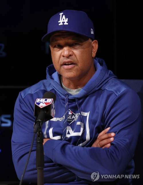 로버츠 '류현진은 2차전 혹 3차전'(로스앤젤레스=연합뉴스) 서명곤 기자 = 미국프로야구 메이저리그(MLB) 디비전시리즈 개막을 하루 앞둔 2일(현지시간) 오후 로스앤젤레스 스타디움에서 열린 다저스 훈련에서 데이브 로버츠 감독이 2차전 선발을 묻는 취재진의 질문에 답하고 있다. 2019.10.3 seephoto@yna.co.kr