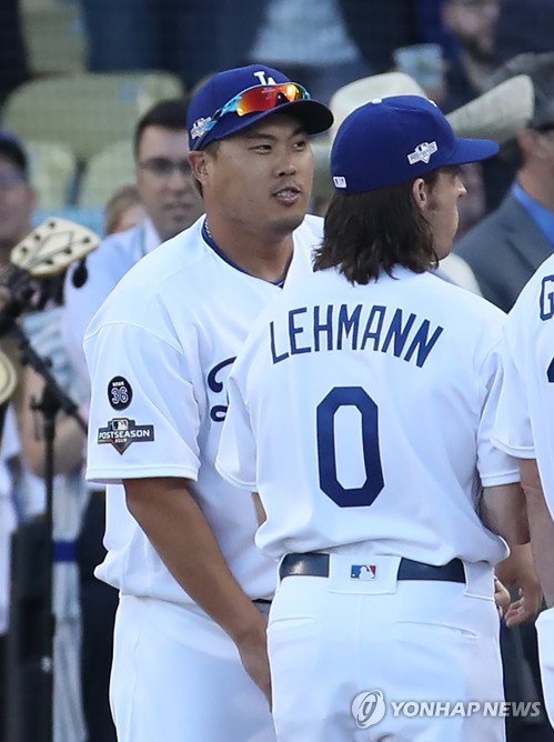 위풍당당 류현진(로스앤젤레스=연합뉴스) 서명곤 기자 = 3일(현지시간) 오후 로스앤젤레스 다저스타디움에서 열린 미국프로야구 메이저리그(MLB) 내셔널리그 디비전시리즈 LA 다저스와 워싱턴 내셔널스의 경기. 식전행사에서 류현진이 입장하고 있다.  2019.10.4 seephoto@yna.co.kr