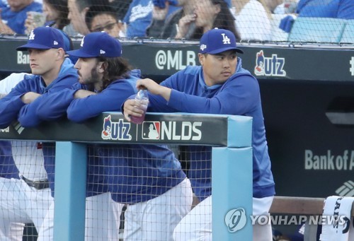 경기 지켜보는 류현진(로스앤젤레스=연합뉴스) 서명곤 기자 = 3일(현지 시간) 오후 로스앤젤레스 다저스타디움에서 열린 미국프로야구 메이저리그(MLB) 내셔널리그 디비전시리즈 LA 다저스와 워싱턴 내셔널스의 경기. 류현진이 더그아웃에서 경기를 지켜보고 있다. 류현진은 3차전에 선발 등판한다. 2019.10.4 seephoto@yna.co.kr
