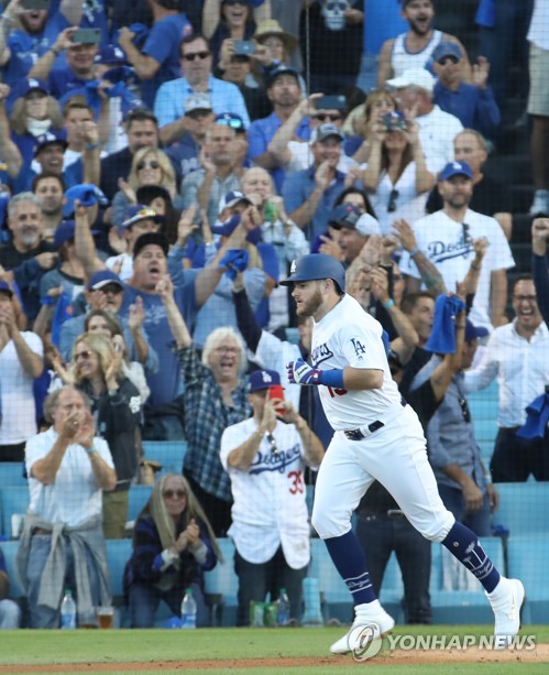 볼넷으로(로스앤젤레스=연합뉴스) 서명곤 기자 = 3일(현지시간) 오후 로스앤젤레스 다저스타디움에서 열린 미국프로야구 메이저리그(MLB) 내셔널리그 디비전시리즈 LA 다저스와 워싱턴 내셔널스의 경기. 1회 말 2사 만루 먼시가 밀어내기 볼넷을 얻어내고 있다. 2019.10.4 seephoto@yna.co.kr