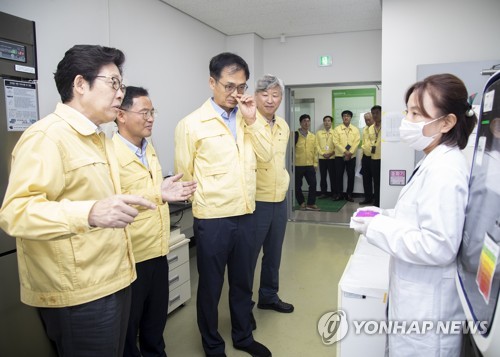 조명래 환경장관, 멧돼지 아프리카돼지열병 검사기관 방문(서울=연합뉴스) 조명래 환경부 장관이 경기지역 야생멧돼지 폐사체에서 아프리카돼지열병(ASF) 바이러스가 검출됨에 따라 4일 오전 인천 국립환경과학원을 방문해 신속한 분석을 당부하고 있다. 2019.10.4 
    [환경부 제공. 재판매 및 DB 금지] photo@yna.co.kr