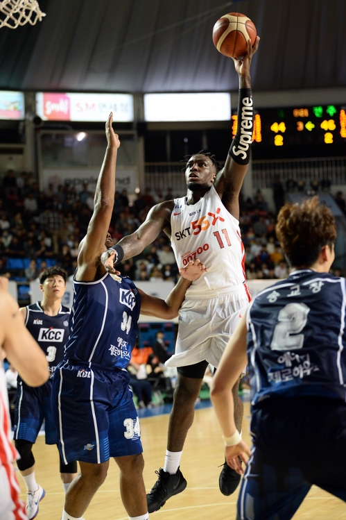 골밑 슛을 시도하는 서울 SK의 자밀 워니[KBL 제공]