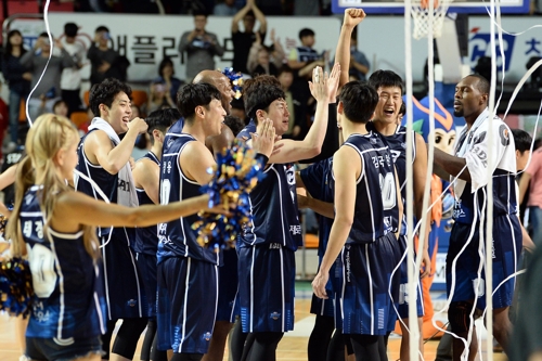 개막전 승리한 전주 KCC 선수들.[KBL 제공]