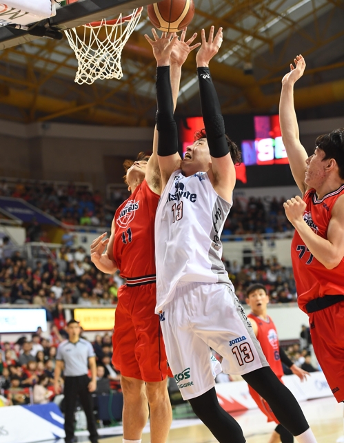 리바운드 다툼을 벌이는 인천 전자랜드 강상재(가운데)[KBL 제공]