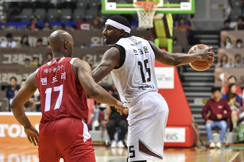 인삼공사의 브라운(오른쪽)[KBL 제공]