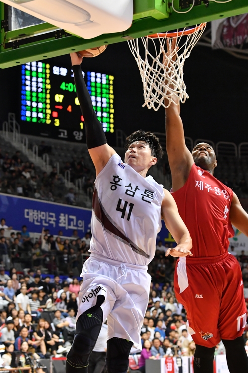 오리온과의 경기에서 슛하는 오세근[KBL 제공]