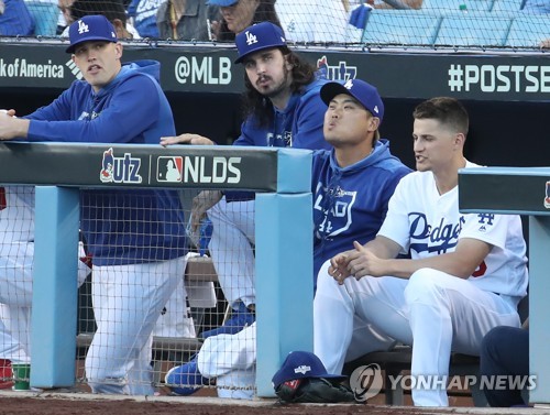 경기 지켜보는 류현진(로스앤젤레스=연합뉴스) 서명곤 기자 = 3일(현지시간) 오후 로스앤젤레스 다저스타디움에서 열린 미국프로야구 메이저리그(MLB) 내셔널리그 디비전시리즈 LA 다저스와 워싱턴 내셔널스의 경기. 류현진이 더그아웃에서 경기를 지켜보고 있다. 류현진은 3차전에 선발 등판한다.  2019.10.4 seephoto@yna.co.kr