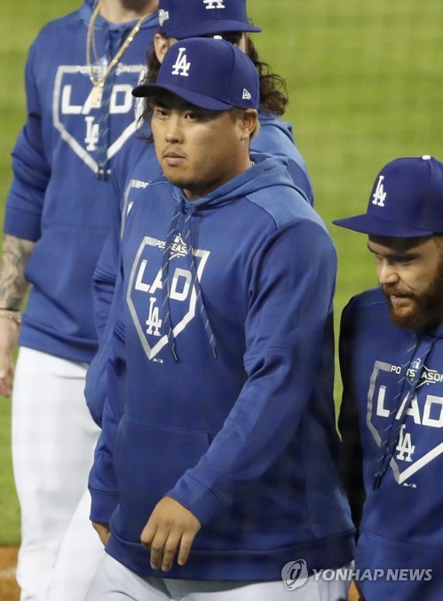 류현진 '3차전은 내가'(로스앤젤레스=연합뉴스) 서명곤 기자 = 3일(현지시간) 오후 로스앤젤레스 다저스타디움에서 열린 미국프로야구 메이저리그(MLB) 내셔널리그 디비전시리즈 LA 다저스와 워싱턴 내셔널스의 경기. 6-0으로 승리한 뒤 다저스의 류현진을 비롯한 선수들이 경기장을 나서고 있다. 2019.10.4 seephoto@yna.co.kr