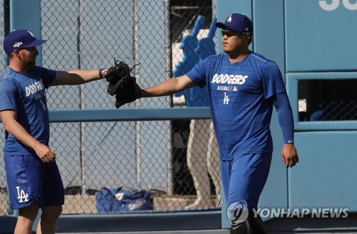 '좋았어'(로스앤젤레스=연합뉴스) 서명곤 기자 = '코리안 몬스터' 류현진이 4일(현지 시간) 오후 로스앤젤레스 다저스타디움에서 열린 미국프로야구 메이저리그(MLB) 내셔널리그 디비전시리즈 2차전 LA 다저스와 워싱턴 내셔널스의 경기에 앞서 캐치볼을 한 뒤 더그아웃으로 향하고 있다. 2019.10.5 seephoto@yna.co.kr