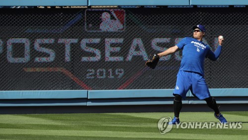 류현진의 포스트시즌(로스앤젤레스=연합뉴스) 서명곤 기자 = '코리안 몬스터' 류현진이 4일(현지 시간) 오후 로스앤젤레스 다저스타디움에서 열린 미국프로야구 메이저리그(MLB) 내셔널리그 디비전시리즈 2차전 LA 다저스와 워싱턴 내셔널스의 경기에 앞서 캐치볼을 하고 있다. 2019.10.5 seephoto@yna.co.kr