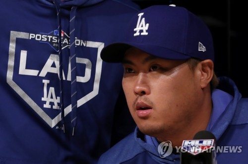 3차전 선발 어떤 소감(?)(로스앤젤레스=연합뉴스) 서명곤 기자 = '코리안 몬스터' 류현진이 4일(현지시간) 오후 로스앤젤레스 다저스타디움에서 열린 미국프로야구 메이저리그(MLB) 내셔널리그 디비전시리즈 2차전 LA 다저스와 워싱턴 내셔널스의 경기에 앞선 공식인터뷰에서 취재진의 질문에 답하고 있다. 류현진은 3차전에 선발 등판한다.  2019.10.5 seephoto@yna.co.kr