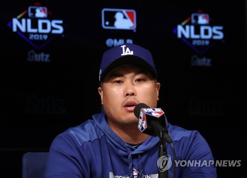 3차전 선발 류현진의 답변은(?)(로스앤젤레스=연합뉴스) 서명곤 기자 = '코리안 몬스터' 류현진이 4일(현지시간) 오후 로스앤젤레스 다저스타디움에서 열린 미국프로야구 메이저리그(MLB) 내셔널리그 디비전시리즈 2차전 LA 다저스와 워싱턴 내셔널스의 경기에 앞선 공식인터뷰에서 취재진의 질문에 답하고 있다. 류현진은 3차전에 선발 등판한다.  2019.10.5 seephoto@yna.co.kr
