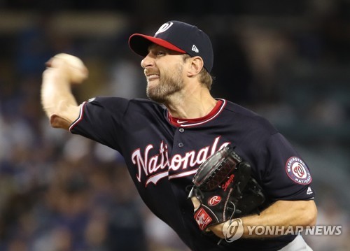 맥스 셔저 깜짝 등판(로스앤젤레스=연합뉴스) 서명곤 기자 = 4일(현지시간) 오후 로스앤젤레스 다저스타디움에서 열린 미국프로야구 메이저리그(MLB) 내셔널리그 디비전시리즈 2차전 LA 다저스와 워싱턴 내셔널스의 경기. 8회말 워싱턴 맥스 셔저가 깜짝 등판해 공을 던지고 있다. 2019.10.5 seephoto@yna.co.kr