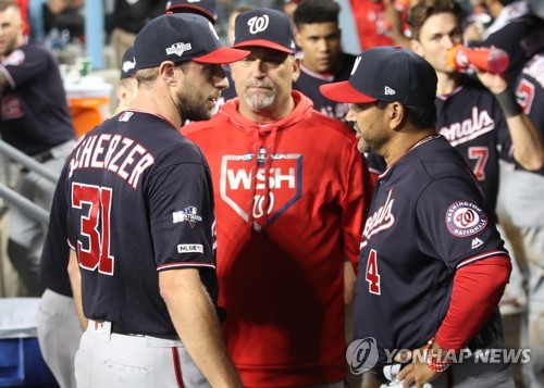 맥스 셔저 깜짝 등판 마치고(로스앤젤레스=연합뉴스) 서명곤 기자 = 4일(현지시간) 오후 로스앤젤레스 다저스타디움에서 열린 미국프로야구 메이저리그(MLB) 내셔널리그 디비전시리즈 2차전 LA 다저스와 워싱턴 내셔널스의 경기. 8회 말 워싱턴 맥스 셔저가 깜짝 등판해 3타자 연속 헛스윙 삼진을 잡은 뒤 메르티네즈 감독과 대화하고 있다. 2019.10.5 seephoto@yna.co.kr