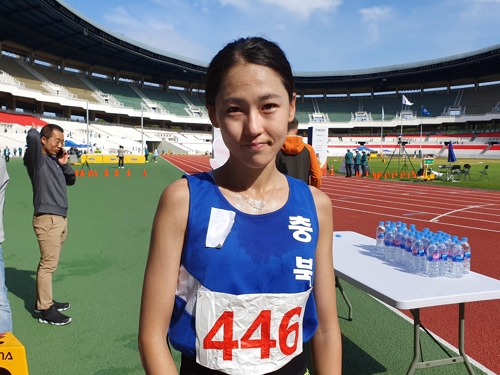 제100회 전국체전 여자마라톤 우승자 최경선(서울=연합뉴스) 최경선이 6일 서울시 일원에서 열린 제100회 전국체전 여자 마라톤에서 우승한 뒤 연합뉴스와 인터뷰하고 있다.