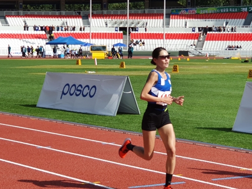 전국체전 여자 마라톤 우승자 최경선(서울=연합뉴스) 최경선이 6일 서울시 잠실종합운동장에 마련된 제100회 전국체전 여자 마라톤 결승점을 향해 달리고 있다.