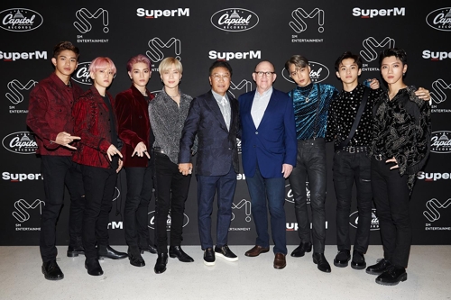 슈퍼엠과 이수만 SM 총괄 프로듀서[SM엔터테인먼트 제공]