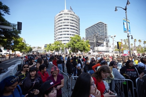 슈퍼엠을 보기 위해 기다리는 K팝 팬들[SM엔터테인먼트 제공]