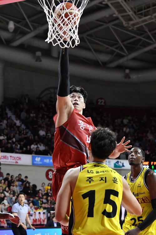 레이업 하는 KGC인삼공사 오세근.[KBL 제공]
