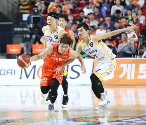 드리블하는 전자랜드 김낙현(왼쪽)[KBL 제공]