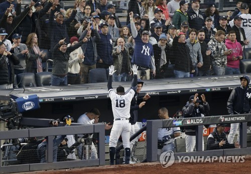 만루 홈런 치고 팬들에게 답례하는 흐레호리위스 [UPI=연합뉴스]