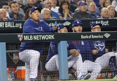 '3차전은 내가'(로스앤젤레스=연합뉴스) 서명곤 기자 = 4일(현지시간) 오후 로스앤젤레스 다저스타디움에서 열린 미국프로야구 메이저리그(MLB) 내셔널리그 디비전시리즈 2차전 LA 다저스와 워싱턴 내셔널스의 경기. 류현진이 더그아웃에서 경기를 지켜보고 있다. 2019.10.5 seephoto@yna.co.kr