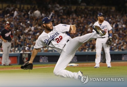 온몸 던져 수비하는 커쇼(로스앤젤레스=연합뉴스) 서명곤 기자 = 4일(현지시간) 오후 로스앤젤레스 다저스타디움에서 열린 미국프로야구 메이저리그(MLB) 내셔널리그 디비전시리즈 2차전 LA 다저스와 워싱턴 내셔널스의 경기 4회초 무사, 워싱턴 내셔널스 로블레스의 번트를 다저스 선발 커쇼가 넘어지며 처리하고 있다. 2019.10.5 seephoto@yna.co.kr
