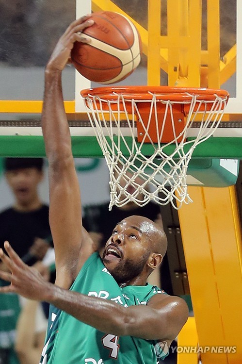 '덩크슛 막지마'(원주=연합뉴스) 이상학 기자 = 6일 강원 원주종합체육관에서 열린 프로농구 원주 DB와 전주 KCC 경기에서 DB 그린이 덩크 슛을 하고 있다. 2019.10.6 hak@yna.co.kr