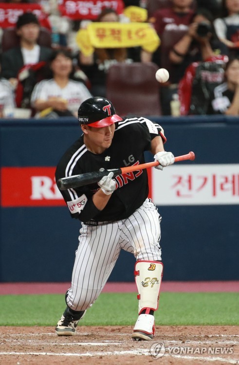 '희생 번트를 시도했으나, 결과는 병살로'(서울=연합뉴스) 한종찬 기자 =  6일 오후 서울 구로구 고척스카이돔에서 열린 2019 프로야구 준플레이오프 1차전 키움 히어로즈 대 LG 트윈스의 경기. 8회초 무사 1루에서 LG 유강남이 희생 번트를 시도하고 있다. 2019.10.6 saba@yna.co.kr