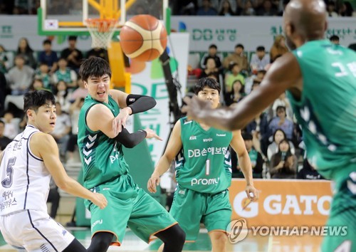 '공 받아라' 패스하는 김종규(원주=연합뉴스) 이상학 기자 = 6일 강원 원주종합체육관에서 열린 프로농구 원주 DB와 전주 KCC 경기에서 DB 김종규(왼쪽 두 번째)가 그린(오른쪽)에게 패스를 하고 있다. 2019.10.6 hak@yna.co.kr