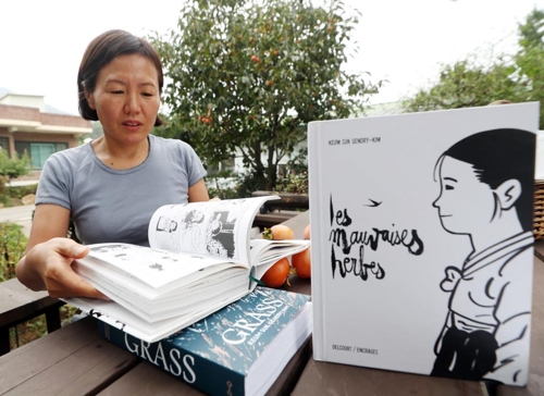 인터뷰하는 김금숙 작가(인천=연합뉴스) 윤태현 기자 = 일본군 위안부 피해자들을 다룬 만화 '풀'의 김금숙 작가가 지난 2일 인천시 강화군 자신의 작업실에서 외국어로 번역한 풀을 소개하고 있다. 2019.10.3
tomatoyoon@yna.co.kr
(끝)